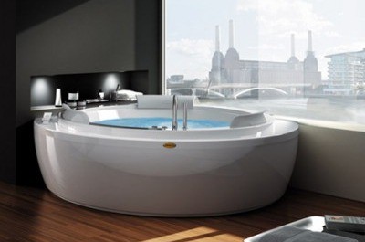 Vířivá koupel v luxusní jacuzzi / Vířivé vany