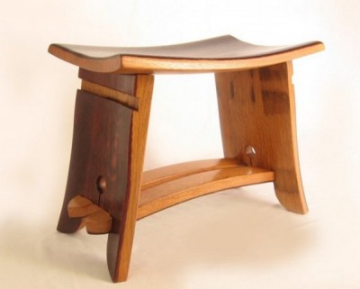 Stolička z recyklovaného dubového dřeva
