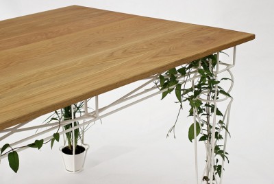 Jídelní stůl Plantable uprostřed zeleně