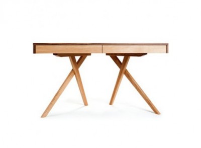 Legs Crossed Desk / Kreativní pracovní stůl