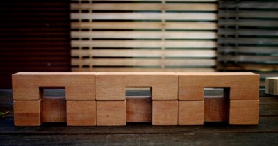 The Gift of Building: Nábytek sestavený ze dřevěných kostek