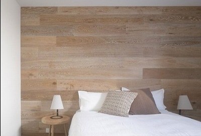Dřevěná stěna jako čelo postele
