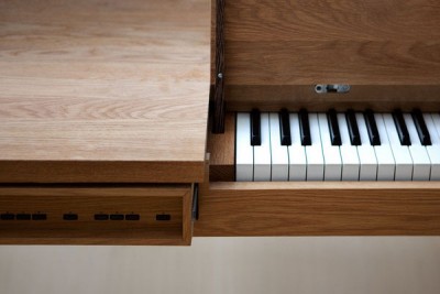 Piano ukryté v jídelním stolu