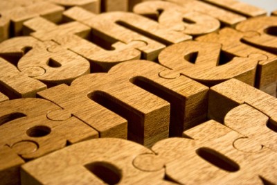 Dřevěné jmenovky ve stylu puzzle