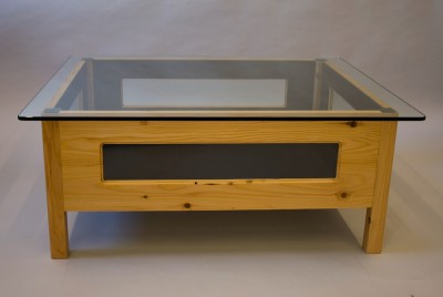 Kombinace dřeva a skla u konferenčního stolku, zdroj: CJWoodworkingandDesign.com