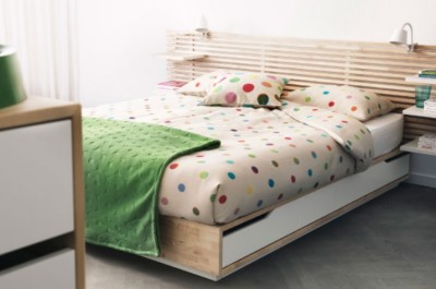 Postel s dřevěným rámem. Autor: www.ikea.com