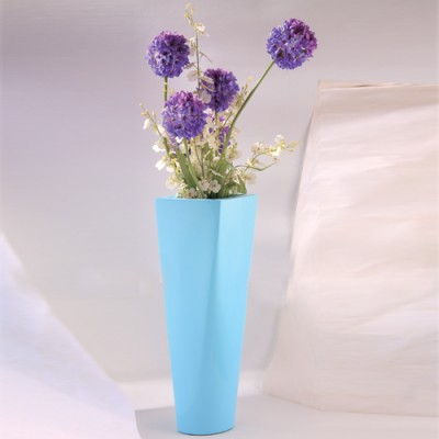 Váza s květinami, zdroj: flyskyfrp.com