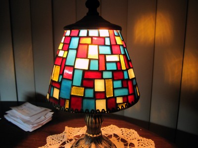 Lampa s barevným proskleným stínidlem, zdroj? ZJemptv/flickr.com