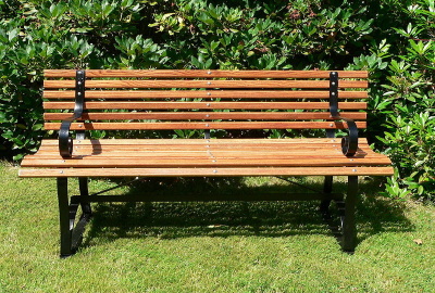 TinaRosi/Flickr.com; Posezení na slunci a zahradní lavičce je skvělý relax pro tělo i duši.