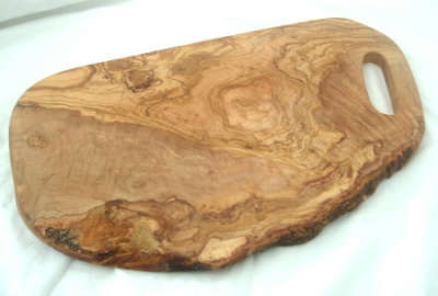 Jedinečným designovým kouskem je nepravidelně tvarované prkénko z olivového dřeva. Foto: Selma3/Flickr.com
