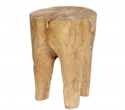 Designová masivní stolička z recyklovaného dřeva může být i stolečkem. Stojí 3290 Kč.