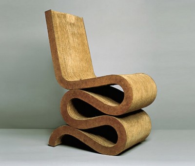 židle Wiggle Side Chair, výtvor Franka Owena Gehryho