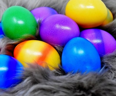 Velmi něžnou výzdobo mohou být duhová vejce na sametové nebo kožešinové podložce.