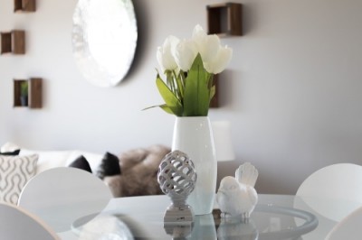 váza s řezanou kyticí a drobné dekorace příjemně zútulní příbytek