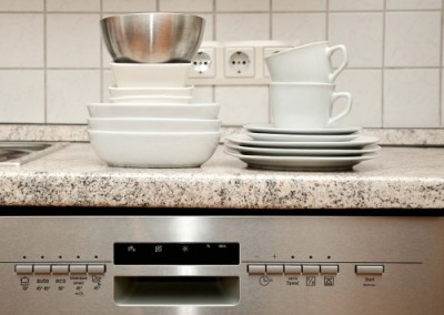 Jak uložit nádobí v myčce a co do ní nedávat?